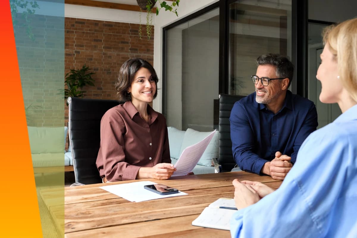 3 personer runt ett bord